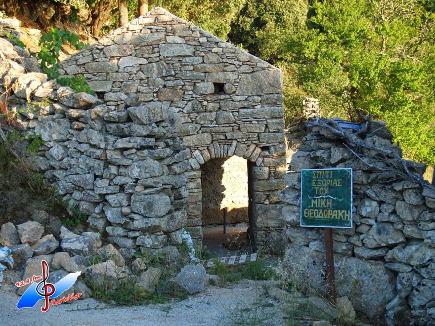 Μίκης Θεοδωράκης: Το θρυλικό «σπίτι με τους σκορπιούς» όπου διέμενε εξόριστος στην Ικαρία... πενθεί για τον χαμό του