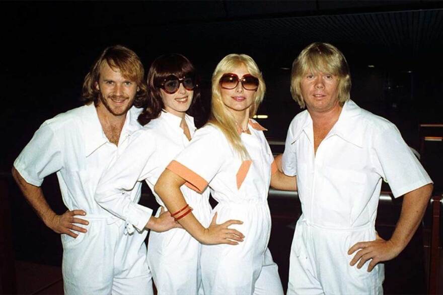 Η επιστροφή των ABBA: Διαζύγια, αυτοκτονία, θανατηφόρο τροχαίο και πολύς πόνος σημάδεψε την ιστορία τους