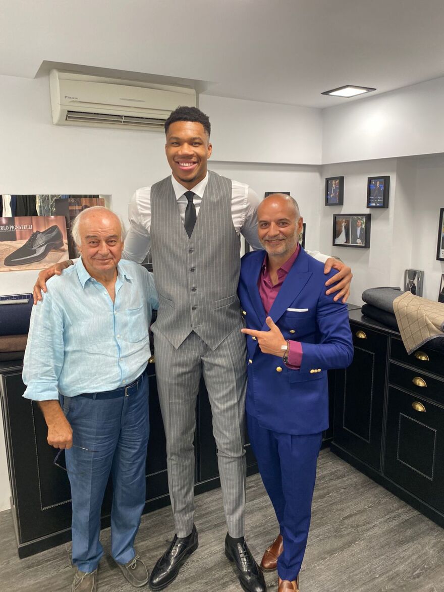 Γιώργος Παπαδόγαμβρος: Ο Γιάννης και ο Θανάσης Αντετοκούνμπο φορούν τα κουστούμια του – Φωτογραφίες