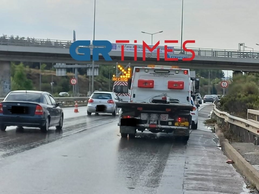 Θεσσαλονίκη: Πολλαπλά τροχαία λόγω κακοκαιρίας - Δείτε βίντεο και φωτογραφίες