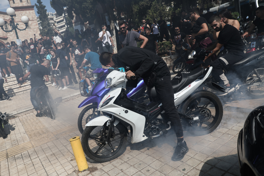 Mad Clip: Οι θαυμαστές του τον αποχαιρετούν με «γκαζιές» έξω από την εκκλησία