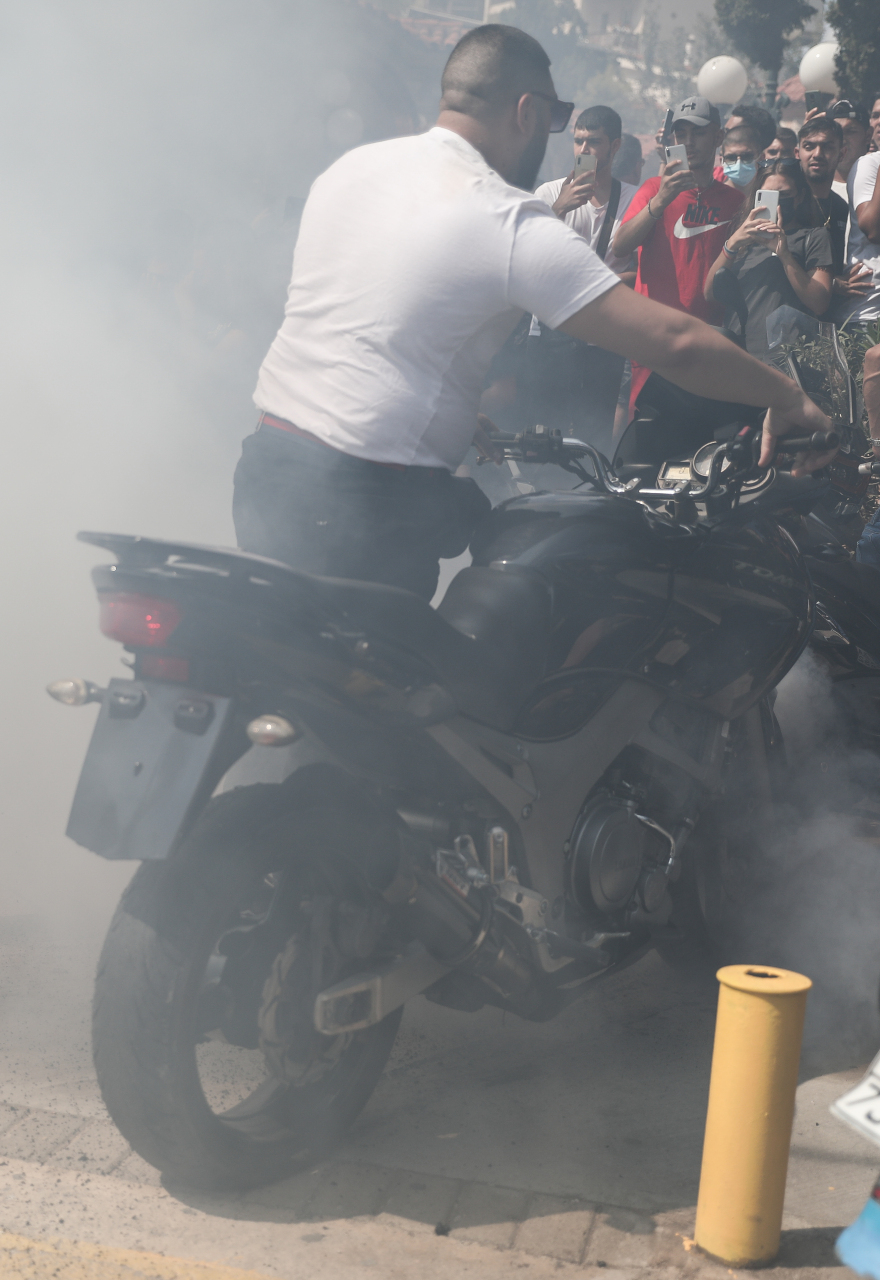 Mad Clip: Με τραγούδια και «γκαζιές» το τελευταίο αντίο στον τράπερ - Συντετριμμένοι συγγενείς και φίλοι