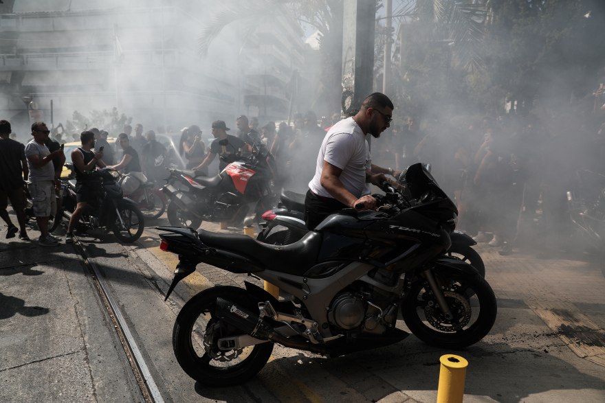 Mad Clip: Με τραγούδια και «γκαζιές» το τελευταίο αντίο στον τράπερ - Συντετριμμένοι συγγενείς και φίλοι