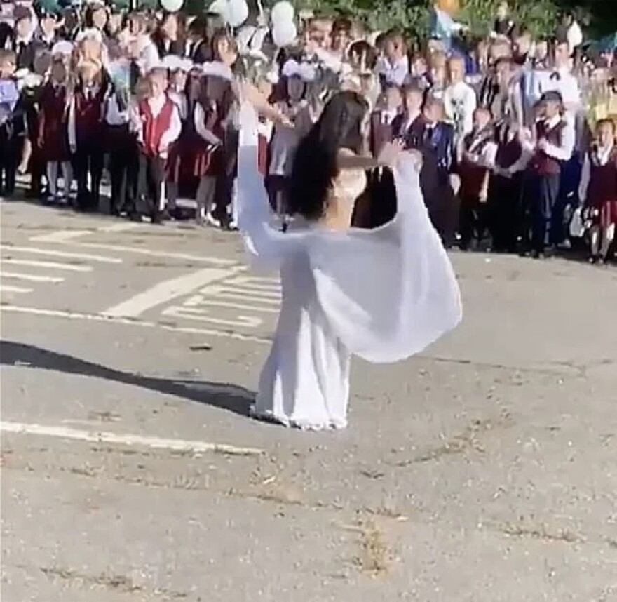 Ρωσία: Δασκάλα υποδέχεται επτάχρονους μαθητές με… χορό της κοιλιάς!