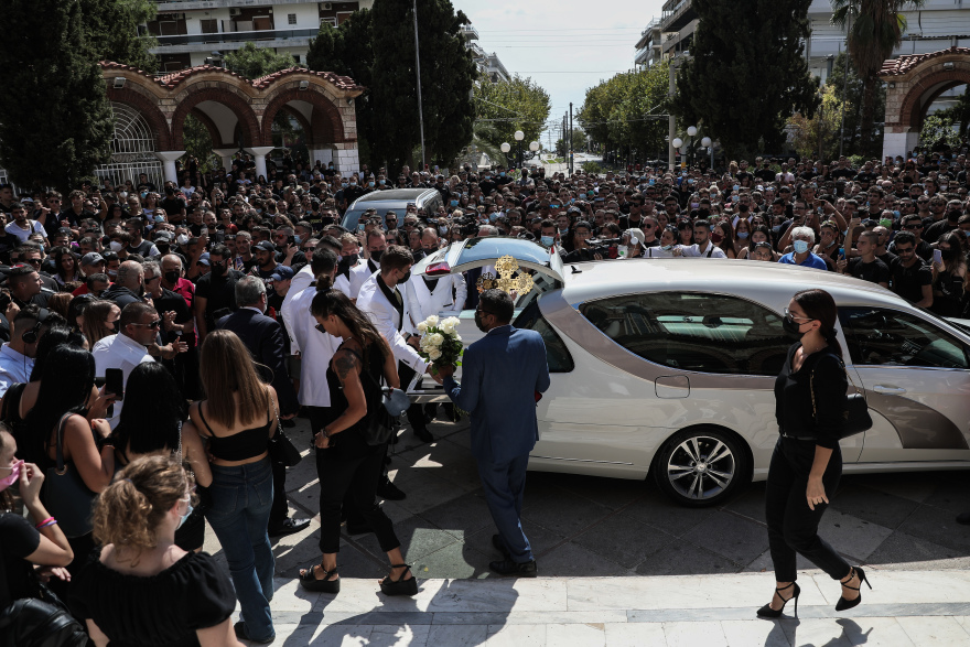 Mad Clip: Με τραγούδια και «γκαζιές» το τελευταίο αντίο στον τράπερ - Συντετριμμένοι συγγενείς και φίλοι