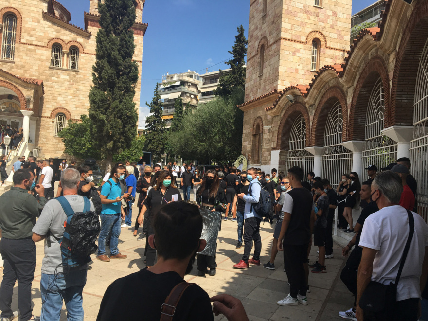 Mad Clip: Με τραγούδια και «γκαζιές» το τελευταίο αντίο στον τράπερ - Συντετριμμένοι συγγενείς και φίλοι