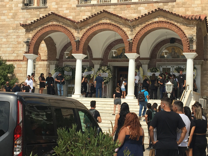 Mad Clip: Με τραγούδια και «γκαζιές» το τελευταίο αντίο στον τράπερ - Συντετριμμένοι συγγενείς και φίλοι