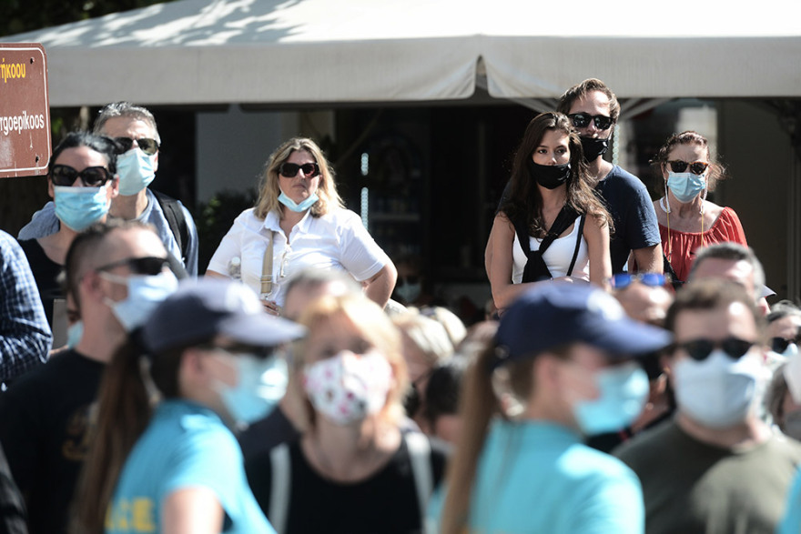 Μίκης Θεοδωράκης: Με λουλούδια  και χειροκροτήματα υποδέχθηκε το πλήθος τη σορό του 