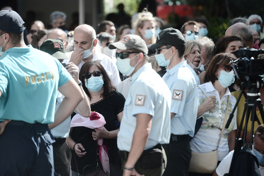 Μίκης Θεοδωράκης: Με λουλούδια  και χειροκροτήματα υποδέχθηκε το πλήθος τη σορό του 