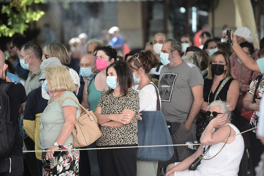 Μίκης Θεοδωράκης: Με λουλούδια  και χειροκροτήματα υποδέχθηκε το πλήθος τη σορό του 