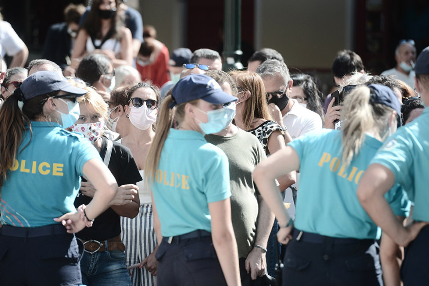 Μίκης Θεοδωράκης: Με λουλούδια  και χειροκροτήματα υποδέχθηκε το πλήθος τη σορό του 