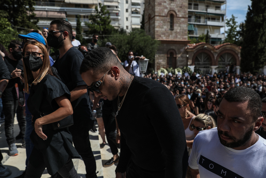 Mad Clip: Με τραγούδια και «γκαζιές» το τελευταίο αντίο στον τράπερ - Συντετριμμένοι συγγενείς και φίλοι