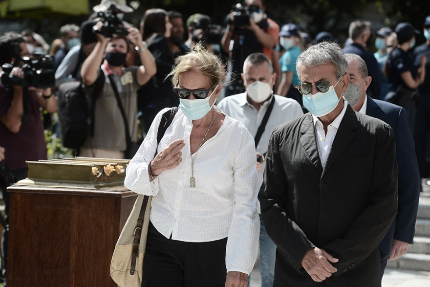 Μίκης Θεοδωράκης: Με λουλούδια  και χειροκροτήματα υποδέχθηκε το πλήθος τη σορό του 