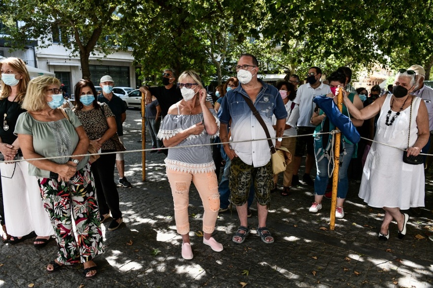 Μίκης Θεοδωράκης: Με λουλούδια  και χειροκροτήματα υποδέχθηκε το πλήθος τη σορό του 