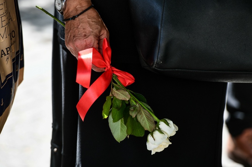 Μίκης Θεοδωράκης: Με λουλούδια  και χειροκροτήματα υποδέχθηκε το πλήθος τη σορό του 