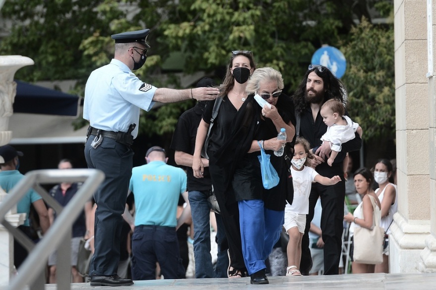 Μίκης Θεοδωράκης: Με λουλούδια  και χειροκροτήματα υποδέχθηκε το πλήθος τη σορό του 