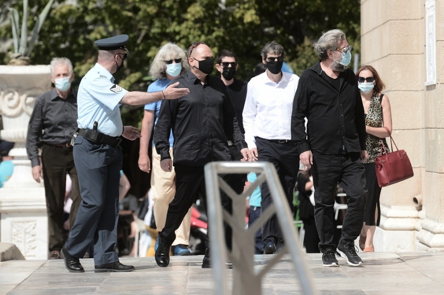 Μίκης Θεοδωράκης: Με λουλούδια  και χειροκροτήματα υποδέχθηκε το πλήθος τη σορό του 