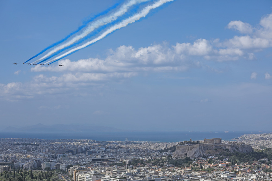 Εντυπωσιακές εικόνες: Μαχητικά Rafale σχημάτισαν την ελληνική σημαία πάνω από την Ακρόπολη  