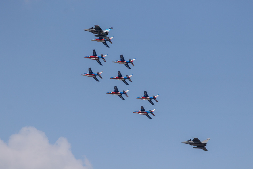 Εντυπωσιακές εικόνες: Μαχητικά Rafale σχημάτισαν την ελληνική σημαία πάνω από την Ακρόπολη  