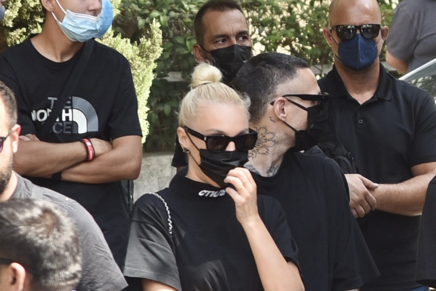 Mad Clip: Με τραγούδια και «γκαζιές» το τελευταίο αντίο στον τράπερ - Συντετριμμένοι συγγενείς και φίλοι