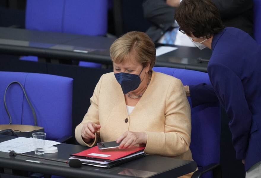 Η Μέρκελ αποχαιρέτησε την καγκελαρία: Τι είπε για Covid, «πειραματόζωα» και γιατί... αποκοιμήθηκε