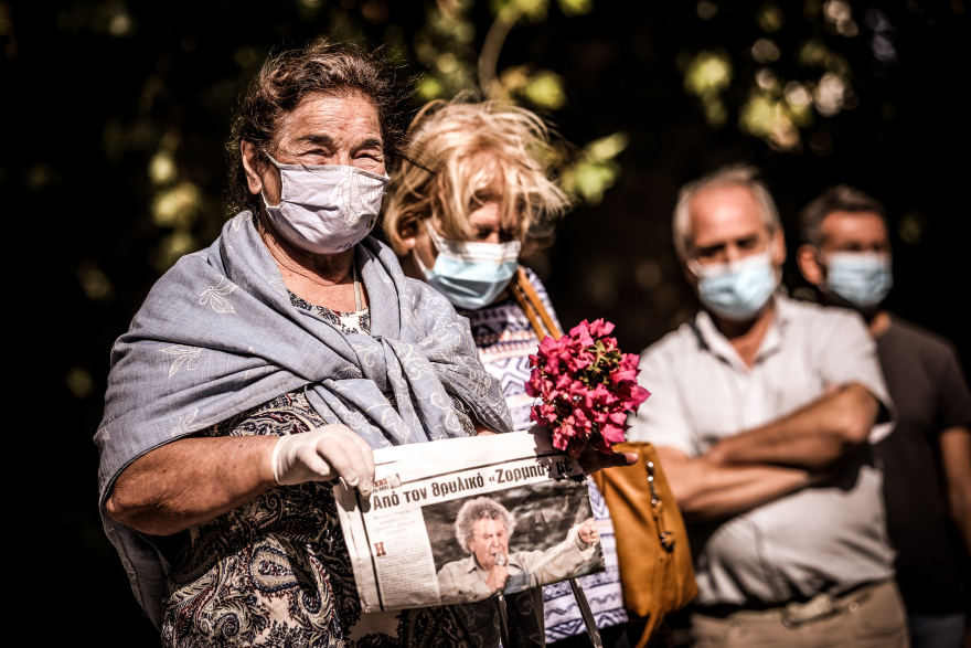 Μίκης Θεοδωράκης: Οι Έλληνες υποκλίνονται στον κορυφαίο μουσικοσυνθέτη - Πλήθος κόσμου από το πρωί στη Μητρόπολη