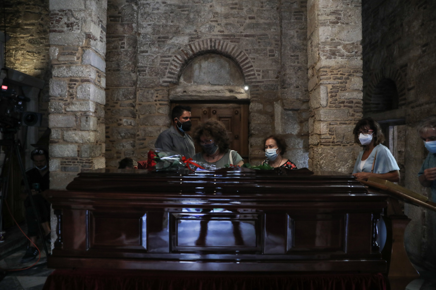 Μίκης Θεοδωράκης: Οι Έλληνες υποκλίνονται στον κορυφαίο μουσικοσυνθέτη - Πλήθος κόσμου από το πρωί στη Μητρόπολη