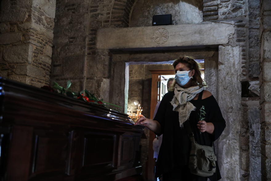 Μίκης Θεοδωράκης: Οι Έλληνες υποκλίνονται στον κορυφαίο μουσικοσυνθέτη - Πλήθος κόσμου από το πρωί στη Μητρόπολη