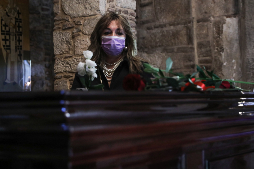 Μίκης Θεοδωράκης: Οι Έλληνες υποκλίνονται στον κορυφαίο μουσικοσυνθέτη - Πλήθος κόσμου από το πρωί στη Μητρόπολη