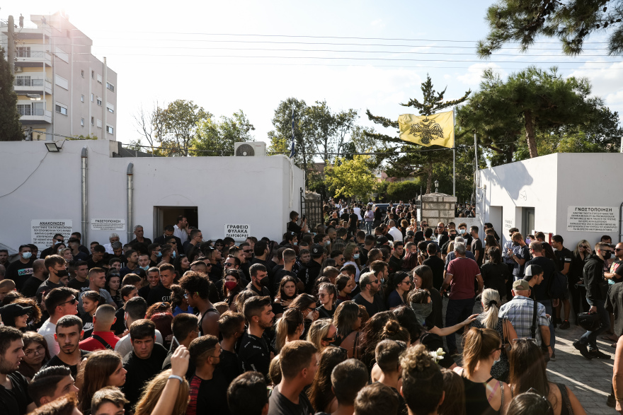 Mad Clip: Θρήνος από φίλους και θαυμαστές - «Τελευταίο αντίο» με τραγούδια και «γκαζιές» στον τράπερ