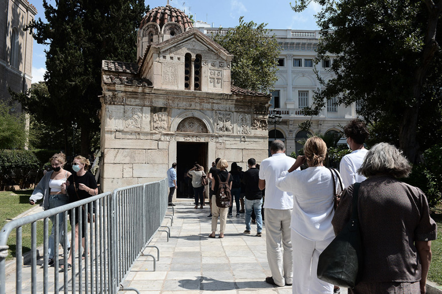 Μίκης Θεοδωράκης: Με λουλούδια στα χέρια αποχαιρετούν τον μεγάλο Έλληνα