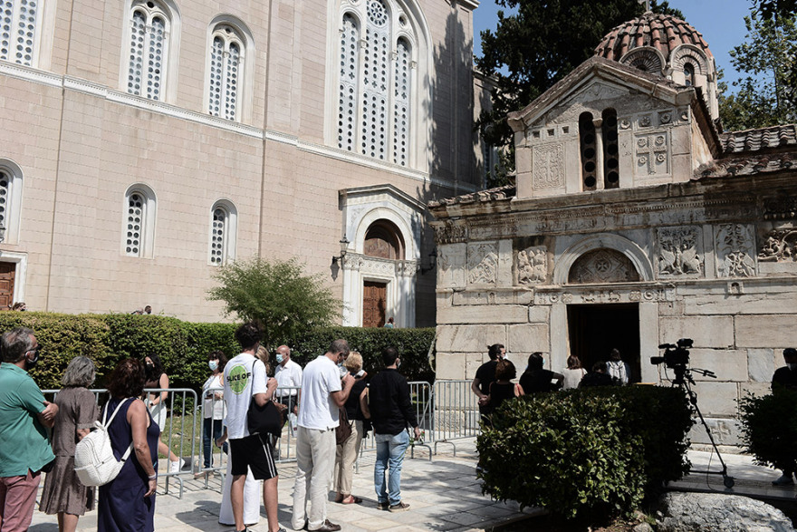 Μίκης Θεοδωράκης: Με λουλούδια στα χέρια αποχαιρετούν τον μεγάλο Έλληνα