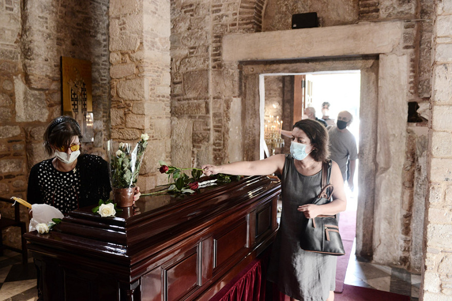 Μίκης Θεοδωράκης: Με λουλούδια στα χέρια αποχαιρετούν τον μεγάλο Έλληνα