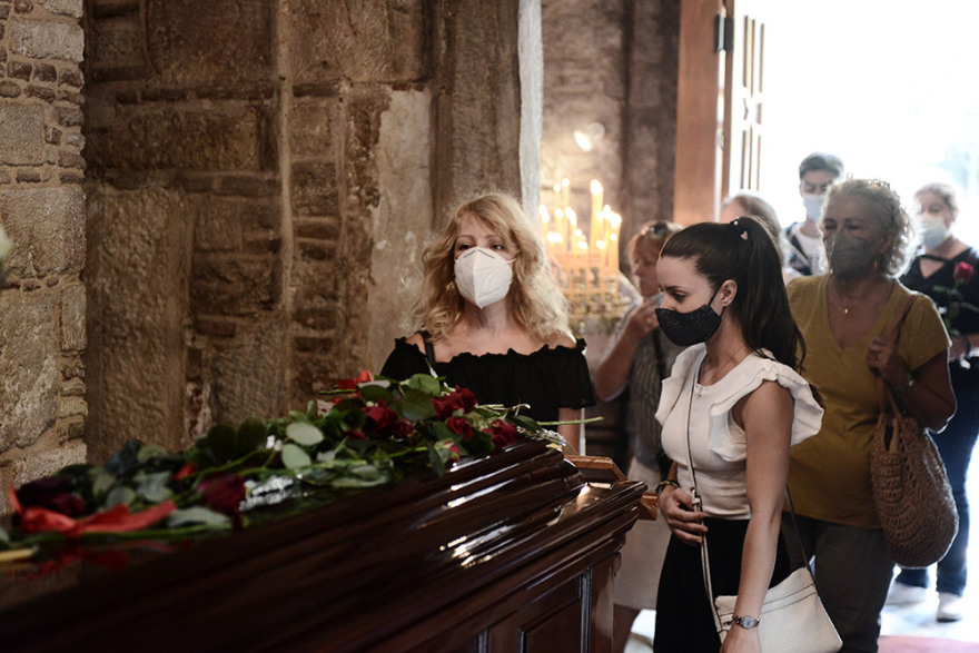 Μίκης Θεοδωράκης: Με λουλούδια στα χέρια αποχαιρετούν τον μεγάλο Έλληνα