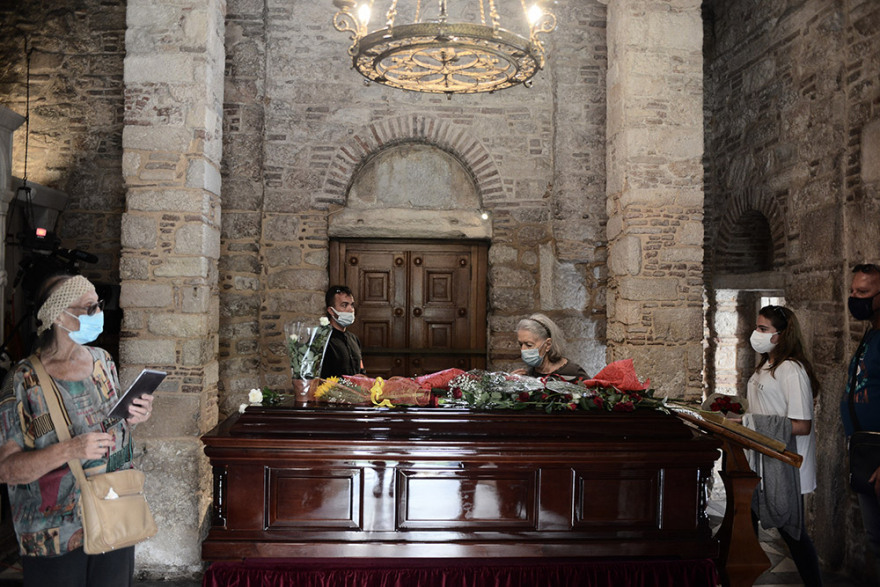 Μίκης Θεοδωράκης: Με λουλούδια στα χέρια αποχαιρετούν τον μεγάλο Έλληνα