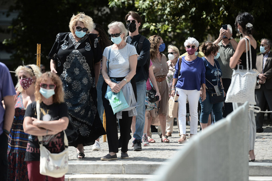 Μίκης Θεοδωράκης: Με λουλούδια στα χέρια αποχαιρετούν τον μεγάλο Έλληνα
