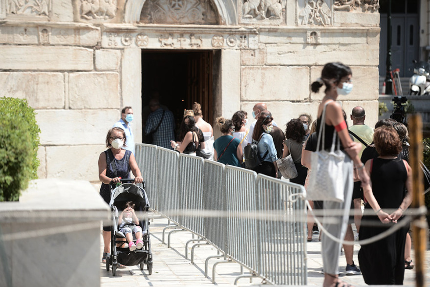 Μίκης Θεοδωράκης: Με λουλούδια στα χέρια αποχαιρετούν τον μεγάλο Έλληνα