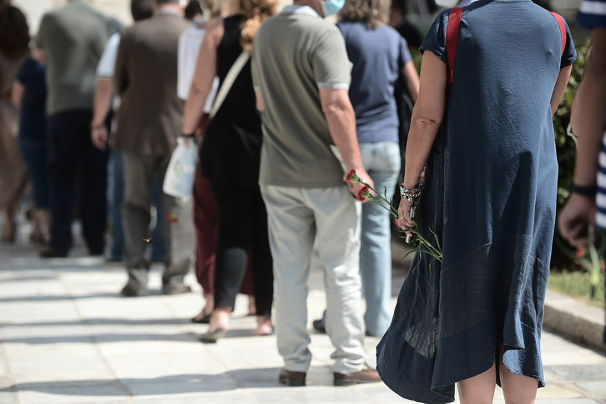 Μίκης Θεοδωράκης: Με λουλούδια στα χέρια αποχαιρετούν τον μεγάλο Έλληνα