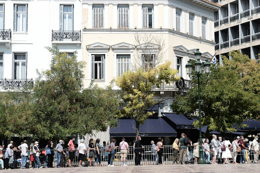 Μίκης Θεοδωράκης: Με λουλούδια στα χέρια αποχαιρετούν τον μεγάλο Έλληνα