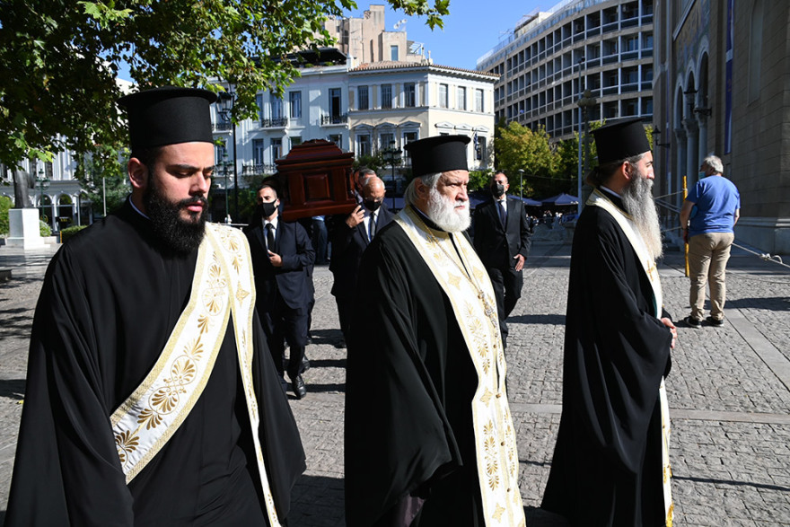 Μίκης Θεοδωράκης: Οι Έλληνες υποκλίνονται στον κορυφαίο μουσικοσυνθέτη - Πλήθος κόσμου από το πρωί στη Μητρόπολη