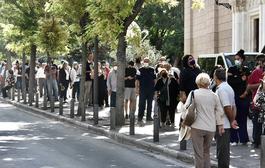 Μίκης Θεοδωράκης: Οι Έλληνες υποκλίνονται στον κορυφαίο μουσικοσυνθέτη - Πλήθος κόσμου από το πρωί στη Μητρόπολη