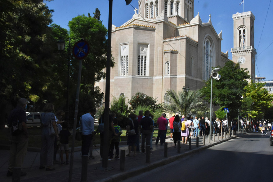 Μίκης Θεοδωράκης: Οι Έλληνες υποκλίνονται στον κορυφαίο μουσικοσυνθέτη - Πλήθος κόσμου από το πρωί στη Μητρόπολη