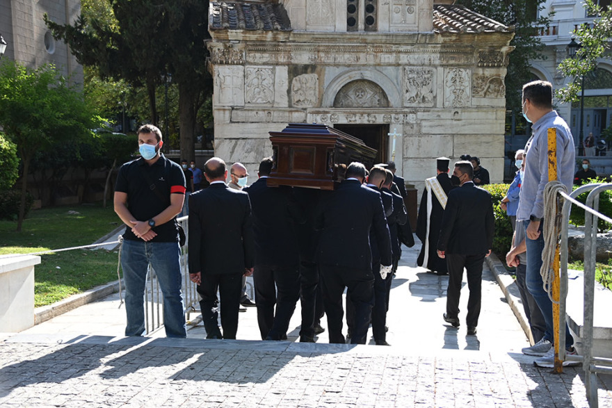 Μίκης Θεοδωράκης: Οι Έλληνες υποκλίνονται στον κορυφαίο μουσικοσυνθέτη - Πλήθος κόσμου από το πρωί στη Μητρόπολη