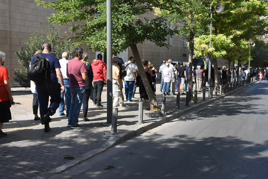 Μίκης Θεοδωράκης: Οι Έλληνες υποκλίνονται στον κορυφαίο μουσικοσυνθέτη - Πλήθος κόσμου από το πρωί στη Μητρόπολη