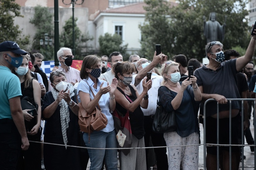 Μίκης Θεοδωράκης: Κοσμοσυρροή και εκνευρισμός στη Μητρόπολη – Ολοκληρώθηκε το λαϊκό προσκύνημα