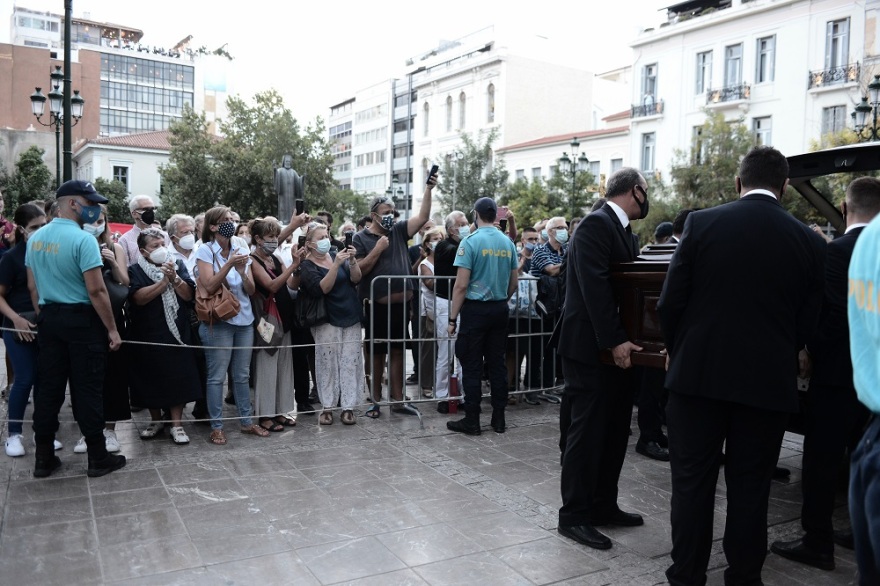 Μίκης Θεοδωράκης: Κοσμοσυρροή και εκνευρισμός στη Μητρόπολη – Ολοκληρώθηκε το λαϊκό προσκύνημα