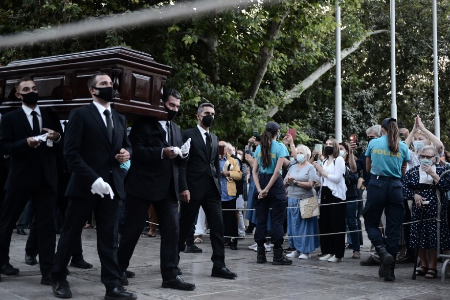 Μίκης Θεοδωράκης: Κοσμοσυρροή και εκνευρισμός στη Μητρόπολη – Ολοκληρώθηκε το λαϊκό προσκύνημα