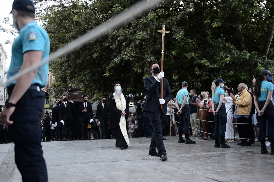 Μίκης Θεοδωράκης: Κοσμοσυρροή και εκνευρισμός στη Μητρόπολη – Ολοκληρώθηκε το λαϊκό προσκύνημα