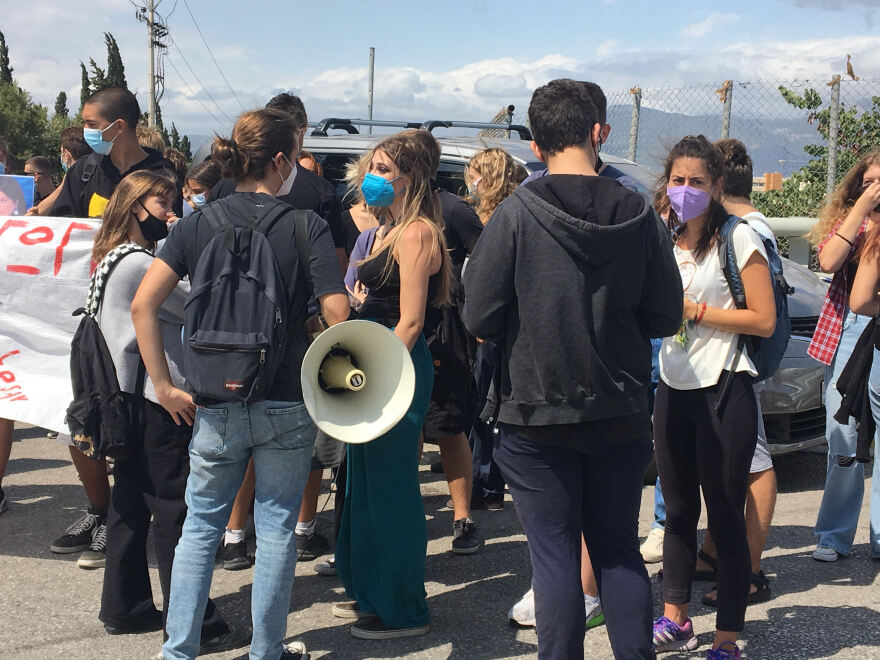 Συγκέντρωση εκπαιδευτικών και φοιτητών στο υπουργείο Παιδείας