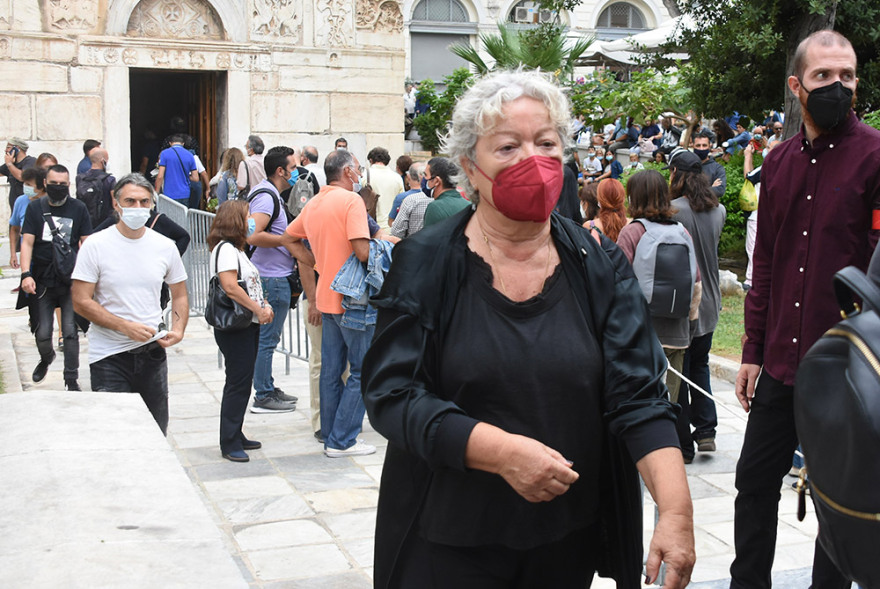 Βαθιά υπόκλιση στον Μίκη Θεοδωράκη: Πλήθος κόσμου συρρέει στη Μητρόπολη Αθηνών